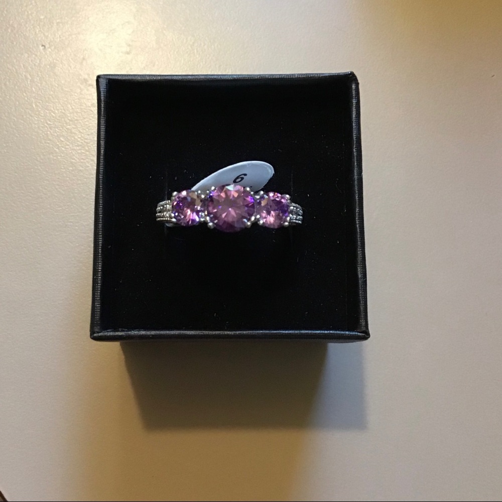 Ring round  cut white topaz with pink ice stones NWT (6)costume jewelry boxed